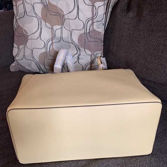 Authentic KATE SPADE Saffiano leather zip top Tote/Flower charm - Picture 14 of 14